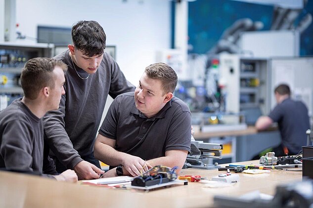 apprentices-talking-to-eachother-in-TEC